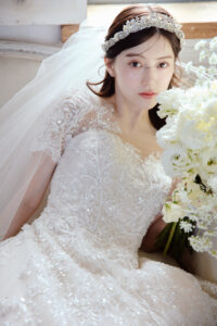 Fiske(フィスク)　03-20908　ウェディングドレス　wedding dress wedding dress エスム　esum スパンコール　ボリュームドレス　ビーディング　刺繍　韓国風ドレス　韓国ウェディングドレス　きらきらドレス　スター刺繍　フラワー刺繍　リーフモチーフ　袖付きドレス　スリーブドレス