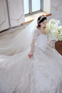 Fiske(フィスク)　03-20908　ウェディングドレス　wedding dress wedding dress エスム　esum スパンコール　ボリュームドレス　ビーディング　刺繍　韓国風ドレス　韓国ウェディングドレス　きらきらドレス　スター刺繍　フラワー刺繍　リーフモチーフ　袖付きドレス　スリーブドレス