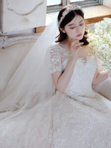 Fiske(フィスク)　03-20908　ウェディングドレス　wedding dress wedding dress エスム　esum スパンコール　ボリュームドレス　ビーディング　刺繍　韓国風ドレス　韓国ウェディングドレス　きらきらドレス　スター刺繍　フラワー刺繍　リーフモチーフ　袖付きドレス　スリーブドレス