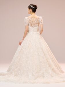 Fiske(フィスク)　03-20908　ウェディングドレス　wedding dress wedding dress エスム　esum スパンコール　ボリュームドレス　ビーディング　刺繍　韓国風ドレス　韓国ウェディングドレス　きらきらドレス　スター刺繍　フラワー刺繍　リーフモチーフ　袖付きドレス　スリーブドレス