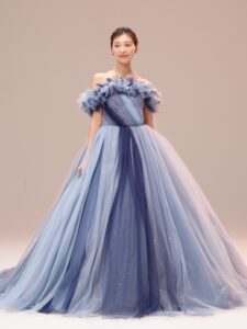 esum エスム　カラードレス　リボン　ライトブルー　ライトブルードレス　水色ドレス　お色直し　ビーディング　きらきらドレス　シンデレラドレス　シンデレラ　スパンコール　リボンモチーフ　バックリボン　リボンスリーブ　パフスリーブ　ドームライン　ボリュームドレス　チュール　チュールドレス
